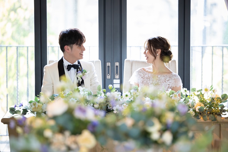 談笑する新郎新婦