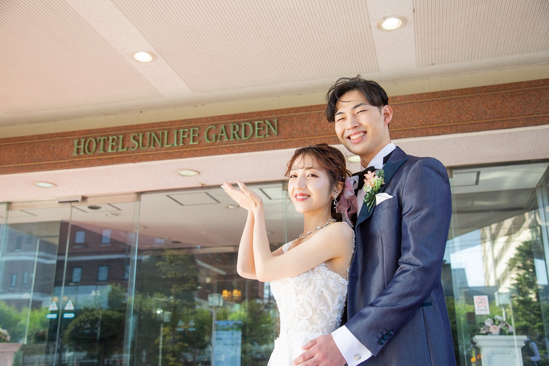ホテルロビーの新郎新婦