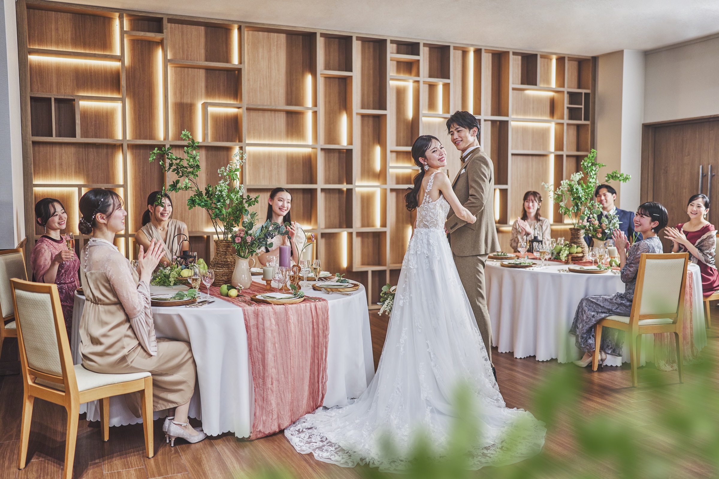 リニューアルしたパーティ会場でゲストに祝福される新郎新婦