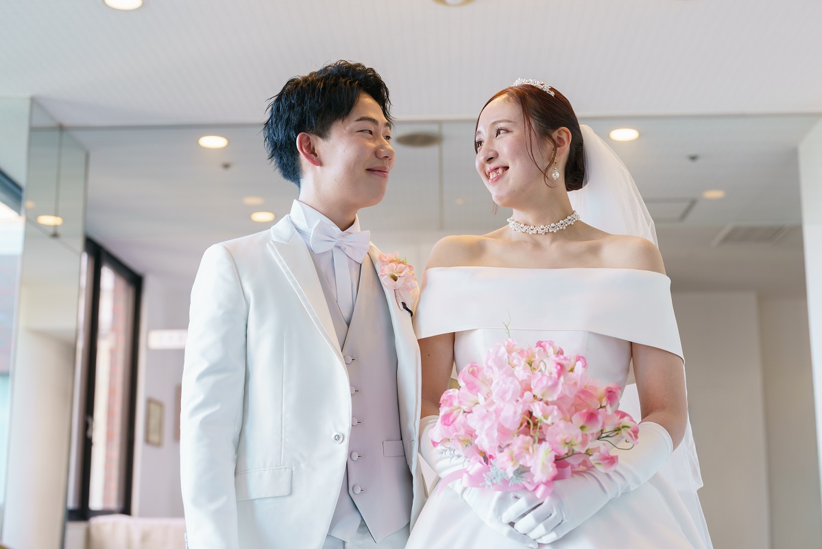 幸せそうな新郎新婦