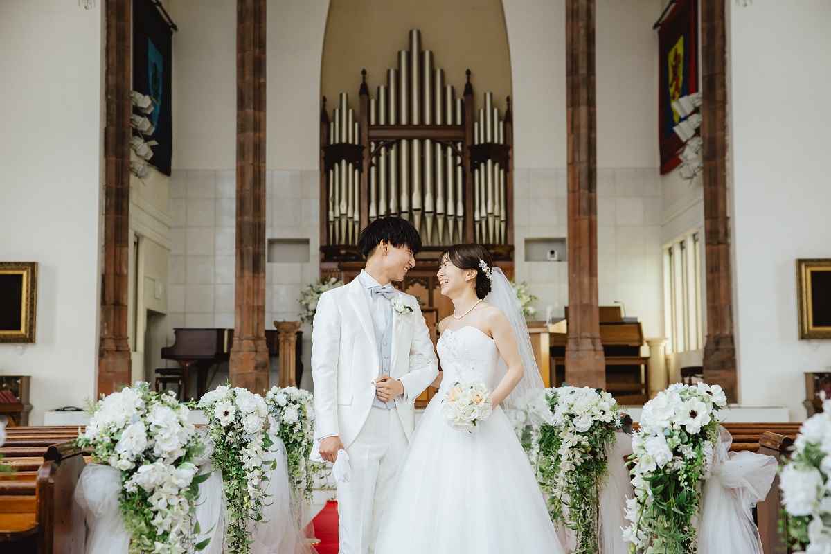 チャペルで見つめあう新郎新婦