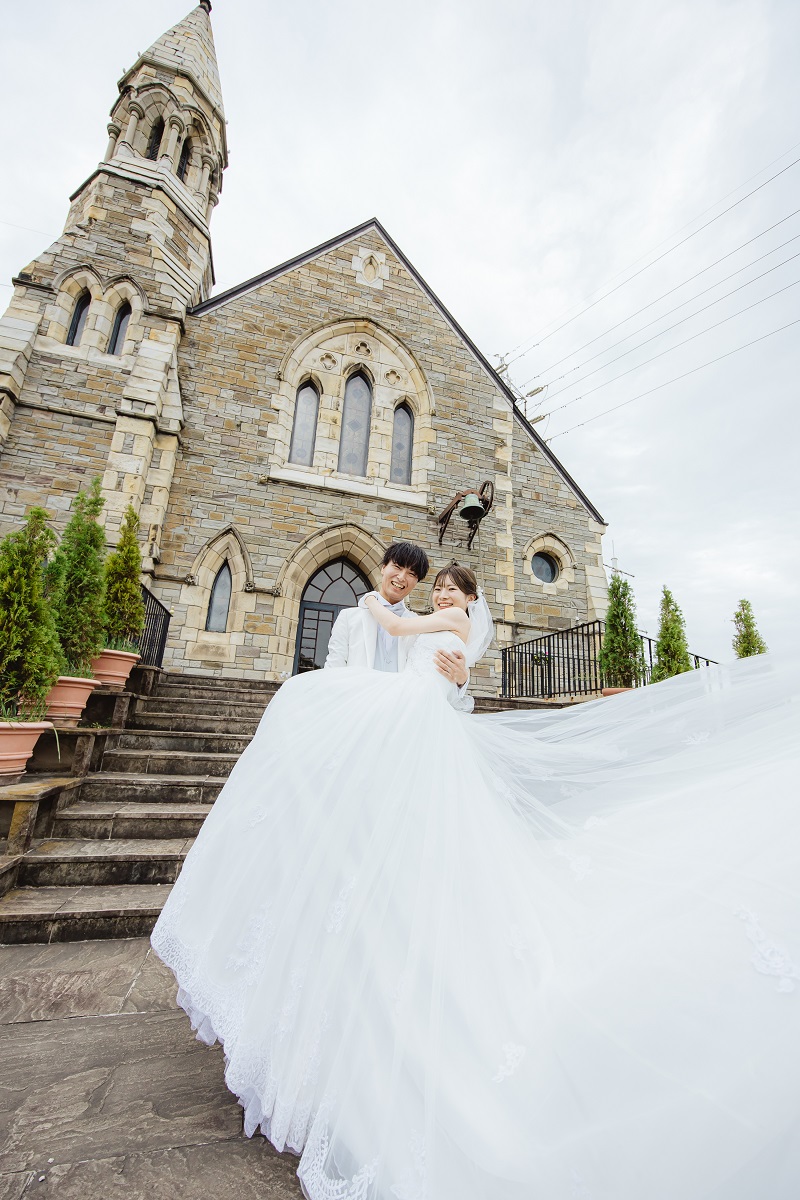 お姫様だっこをされる新婦