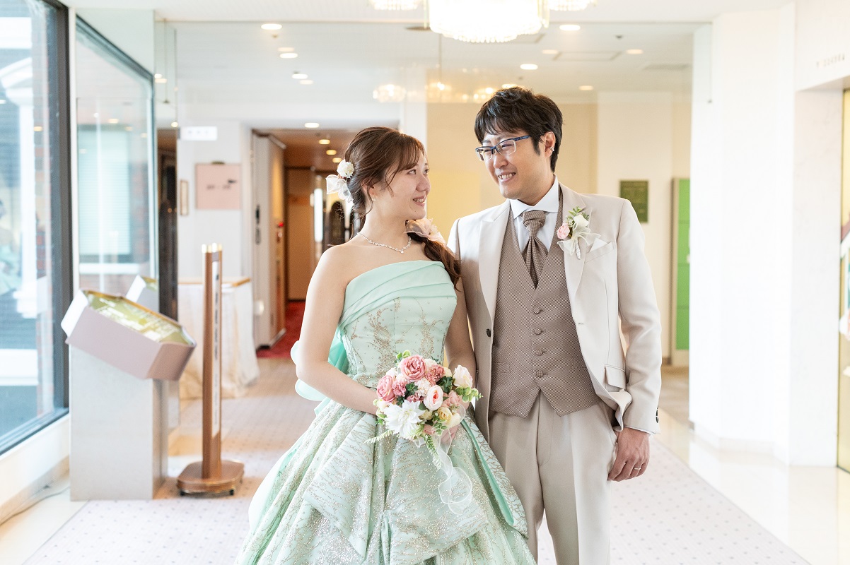 笑顔で見つめ合う新郎新婦